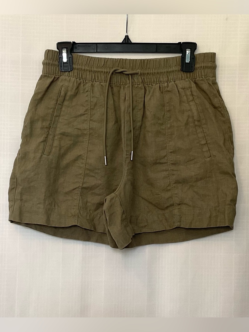 🌱Athleta retreat olive green elastic waist 100% linen shorts